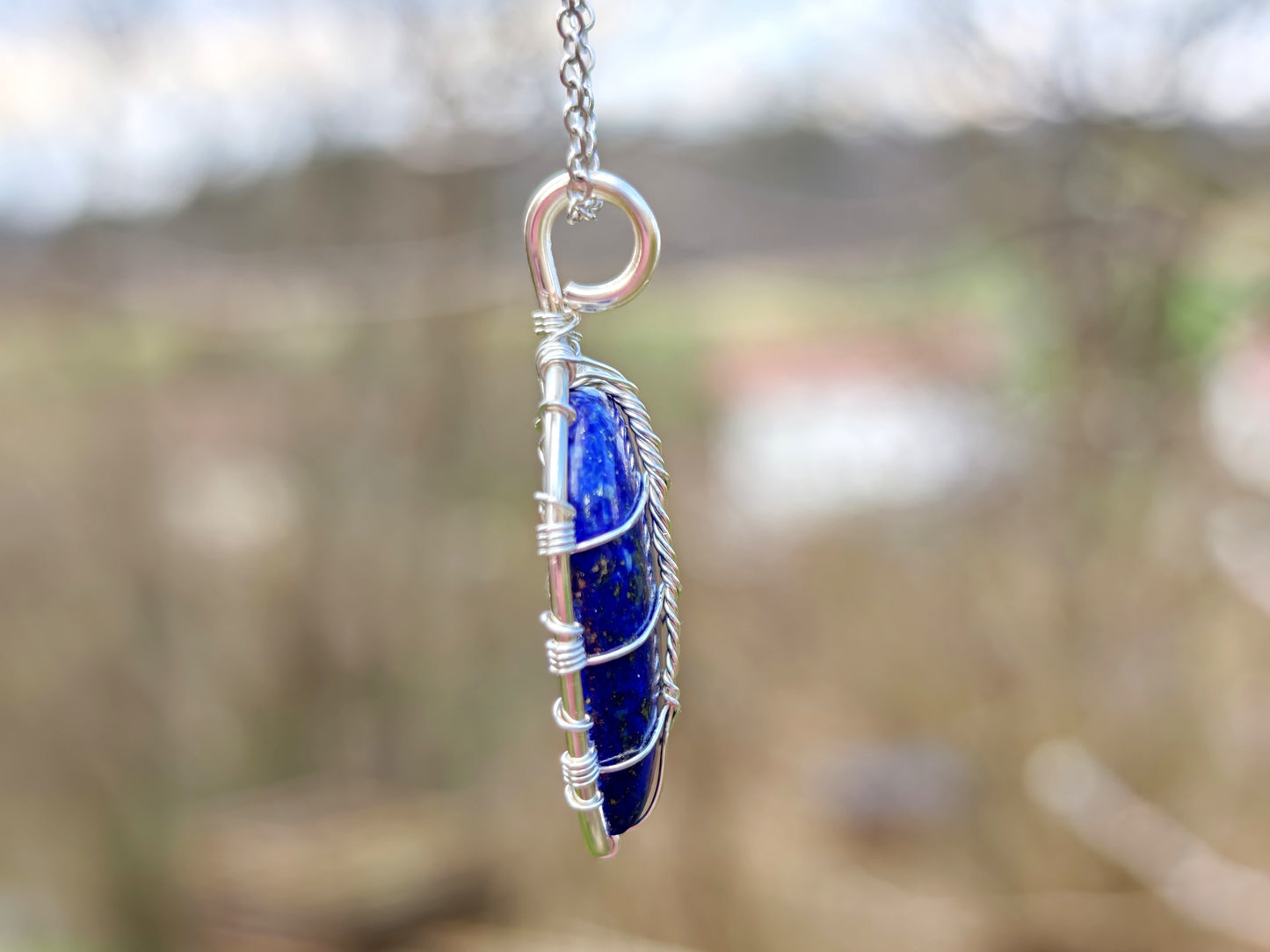Leaf pendant with a lapis lazuli gemstone