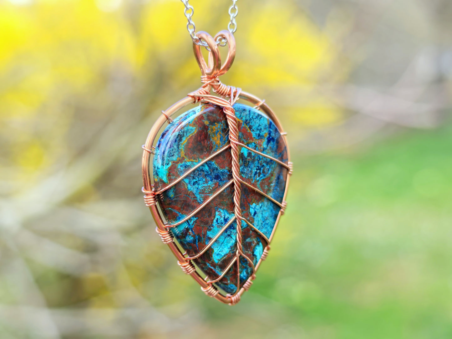 Leaf pendant with a shattuckite gemstone