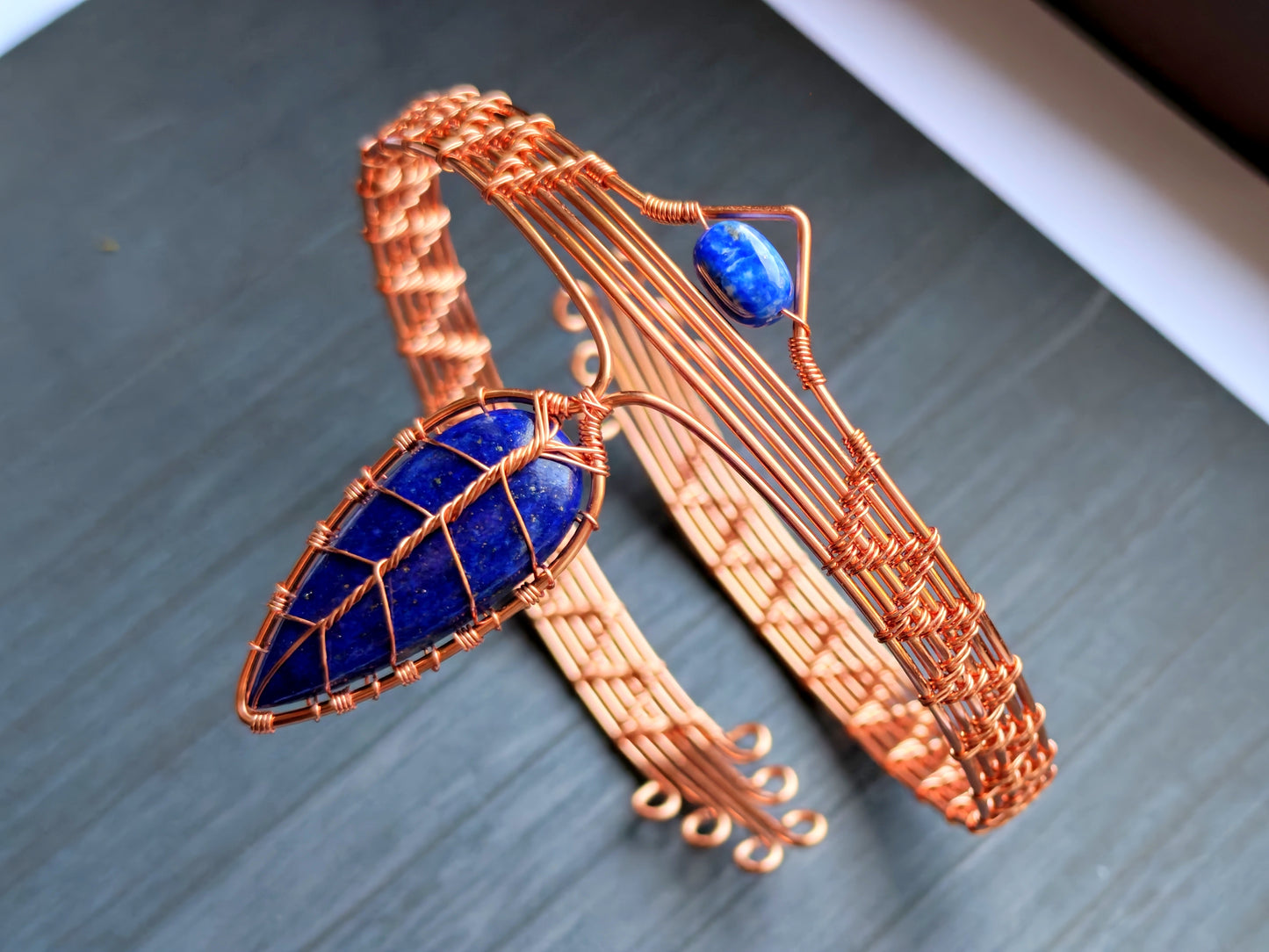 Leaf armband with lapis lazuli gemstones