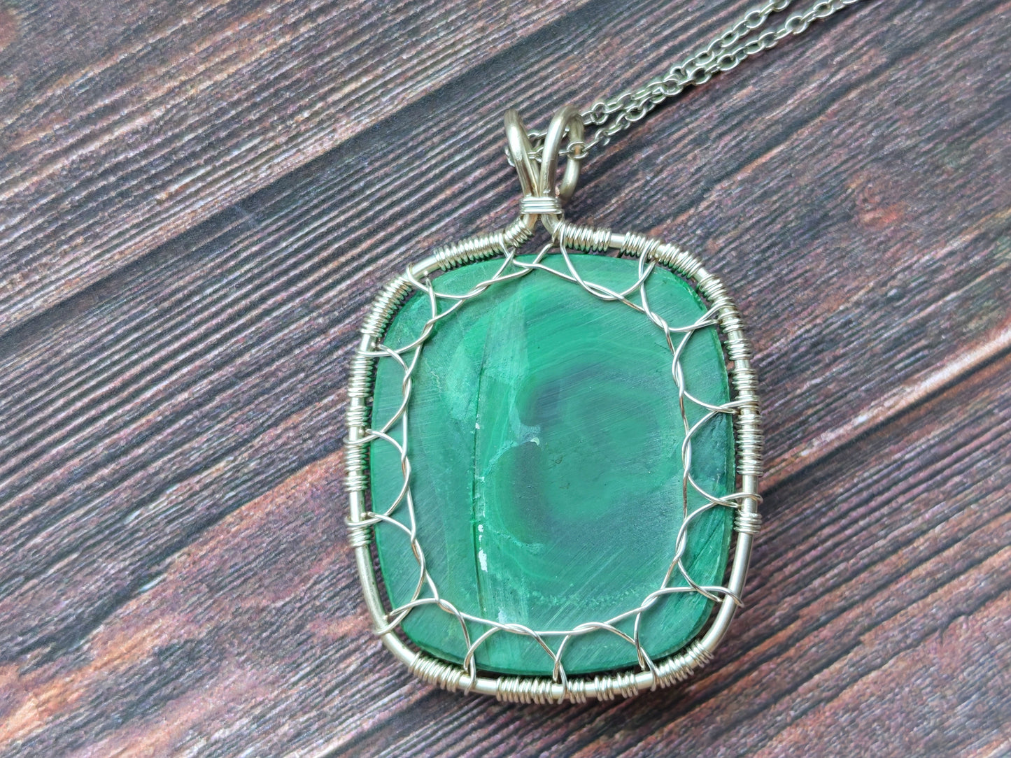 Tree pendant with a malachite gemstone
