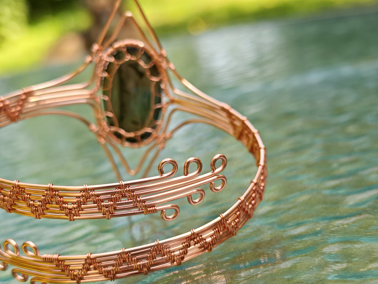 Tree arm ring with a labradorite gemstone