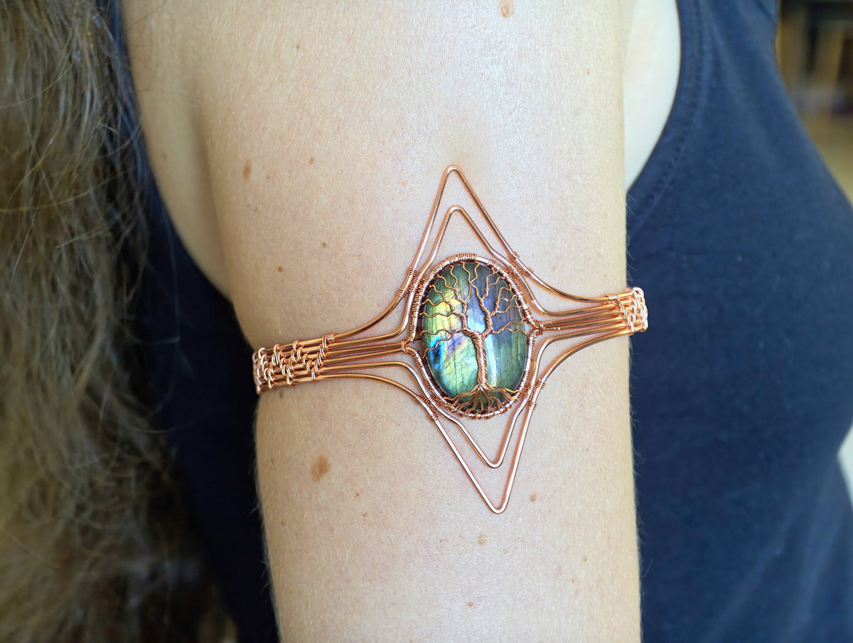 Tree arm ring with a labradorite gemstone