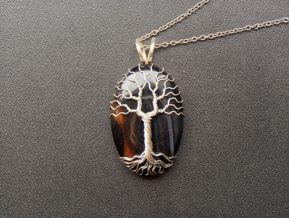 Tree pendant with an onyx gemstone