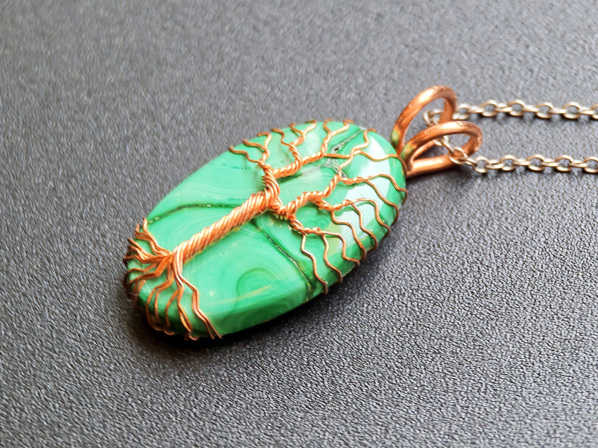 Tree pendant with a malachite gemstone
