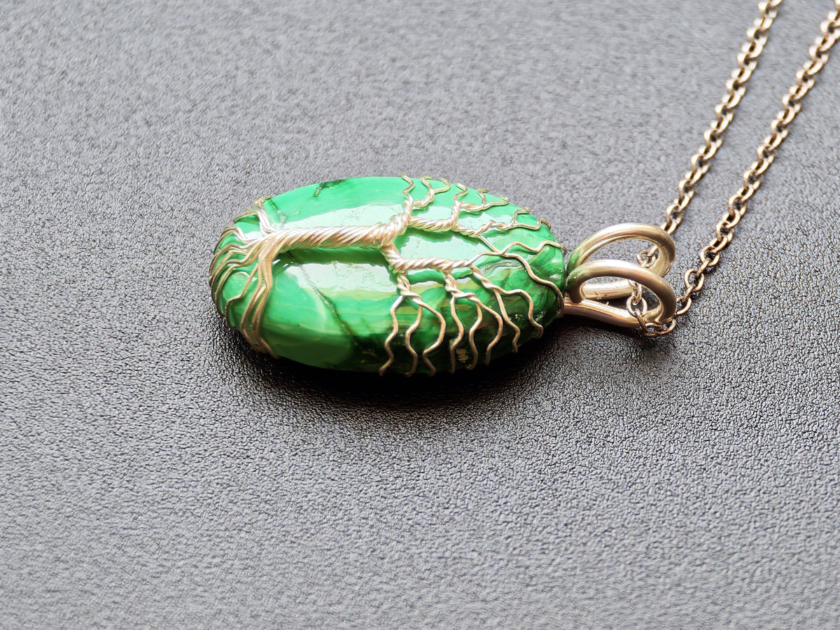 Tree pendant with a malachite gemstone
