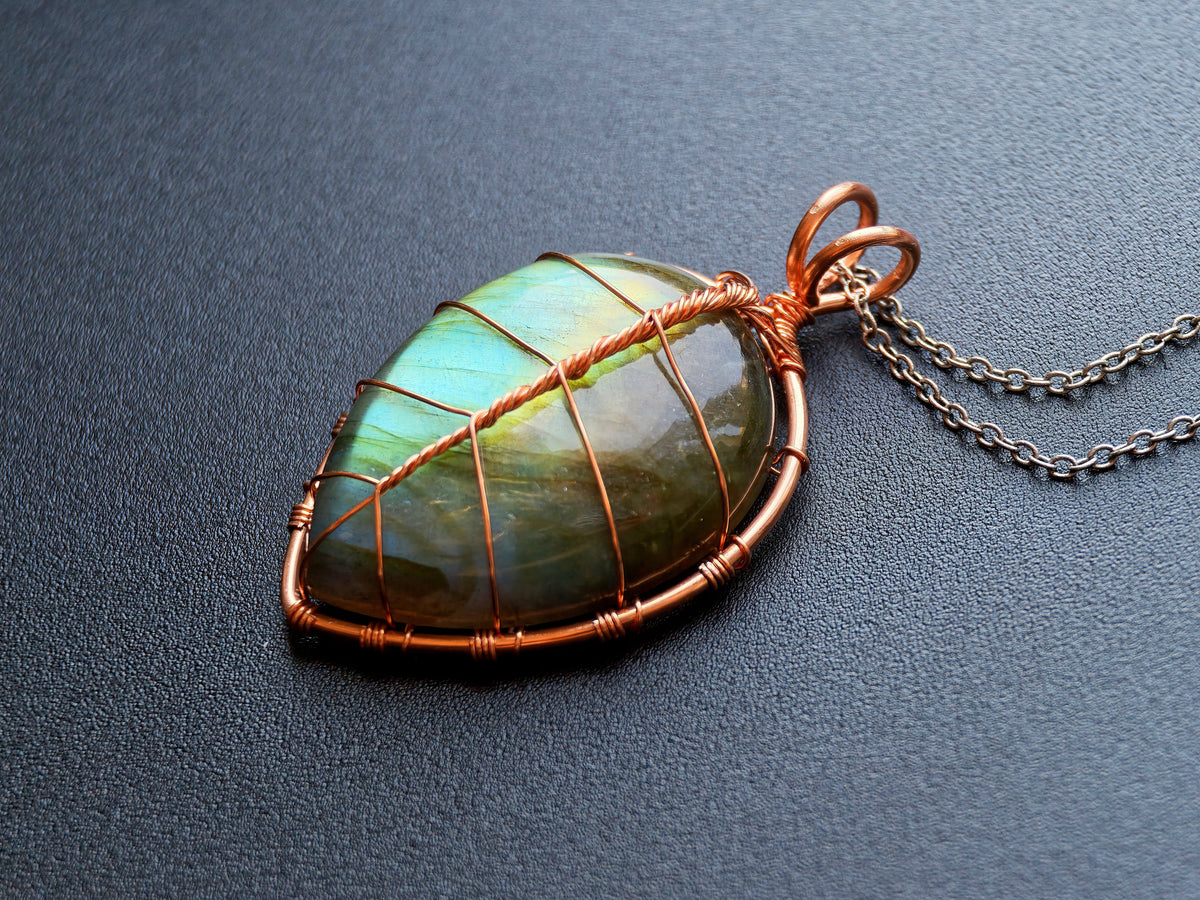 Leaf pendant with a labradorite gemstone