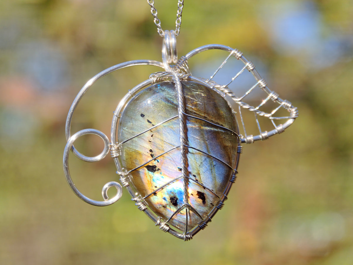 Leaf pendant with a labradorite gemstone