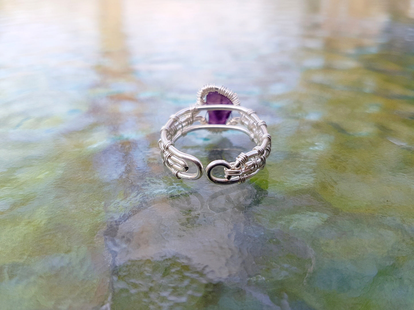 Tree ring with an amethyst gemstone