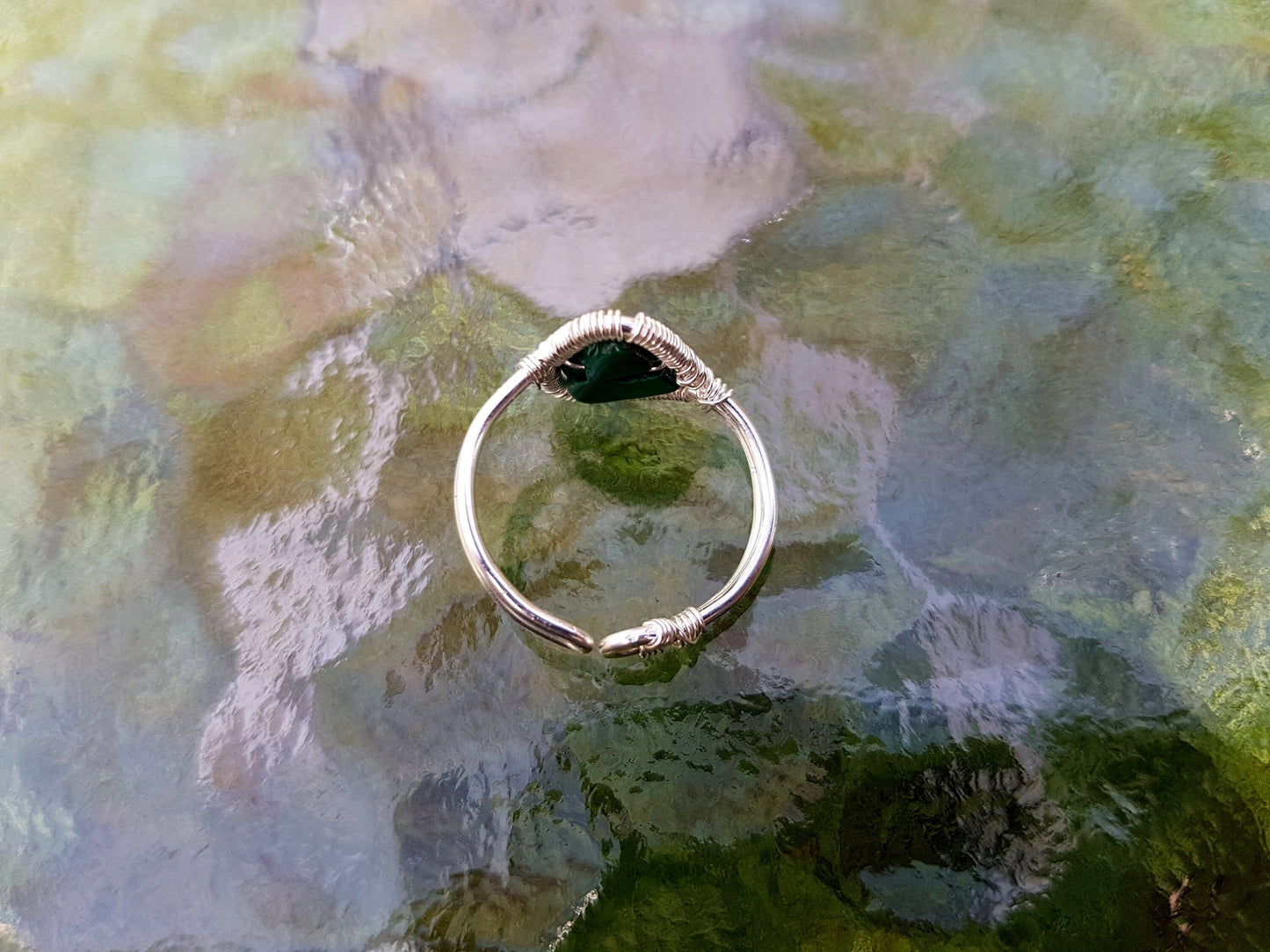 Tree ring with a malachite gemstone