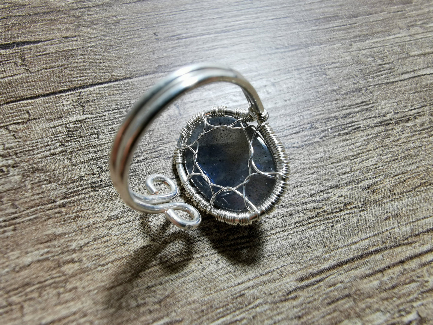 Tree ring with a labradorite gemstone
