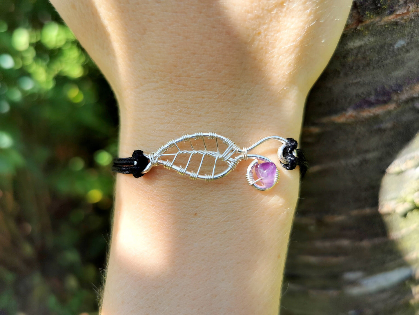 Leaf bracelet with an amethyst gemstone