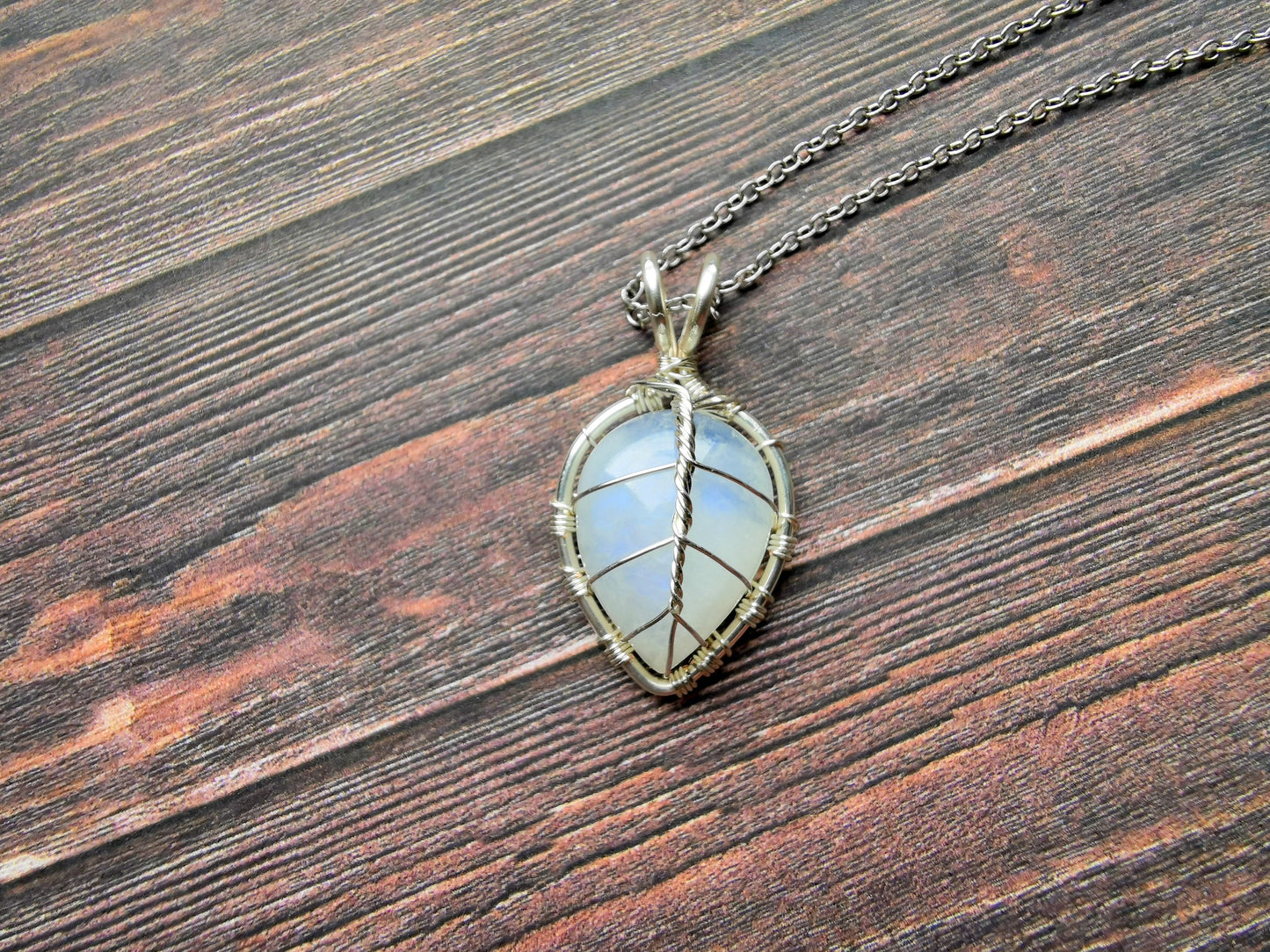 Leaf pendant with a moonstone gemstone