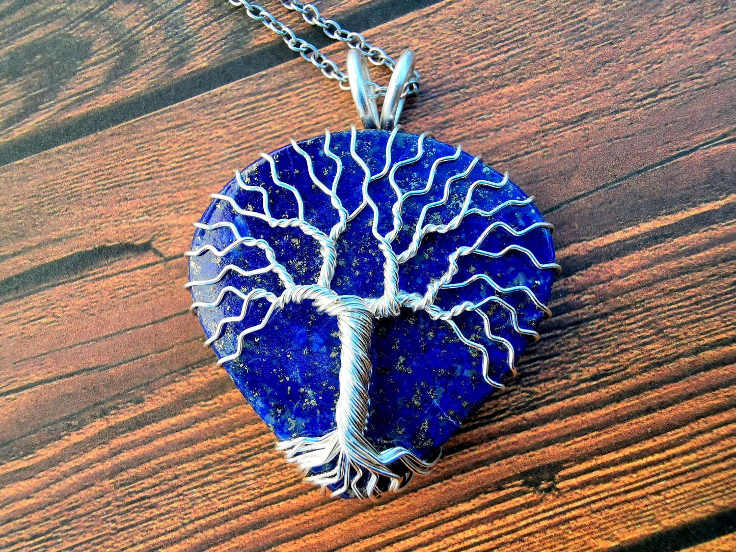 Tree pendant with a lapis lazuli gemstone