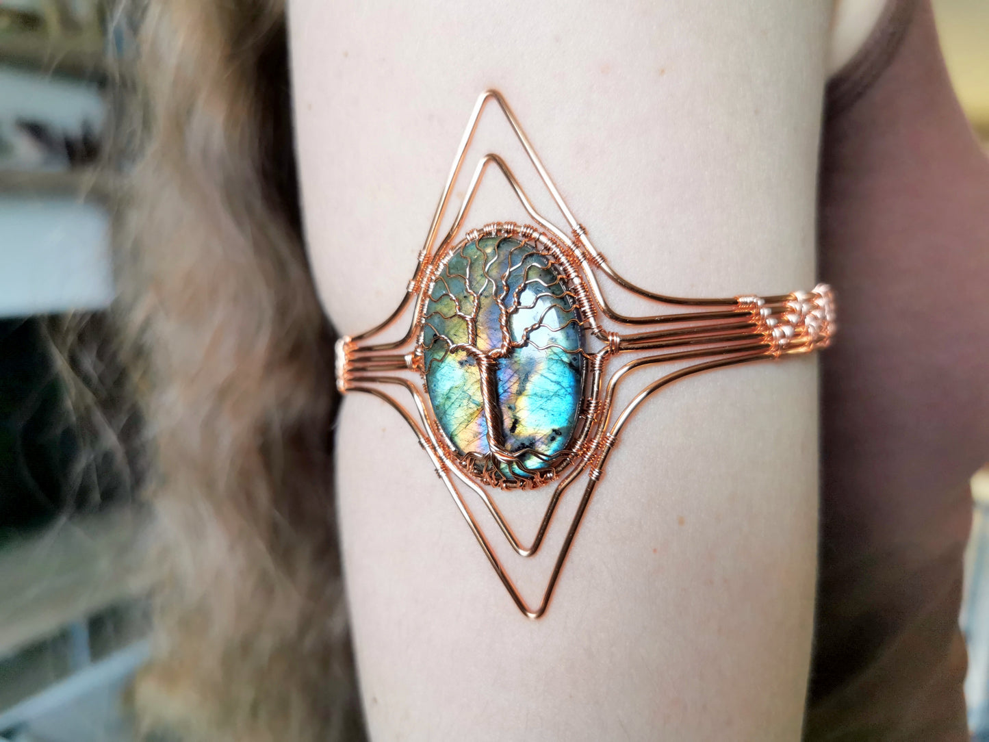 Tree arm ring with a labradorite gemstone