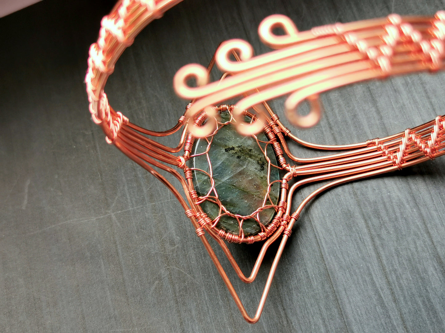 Tree arm ring with a labradorite gemstone