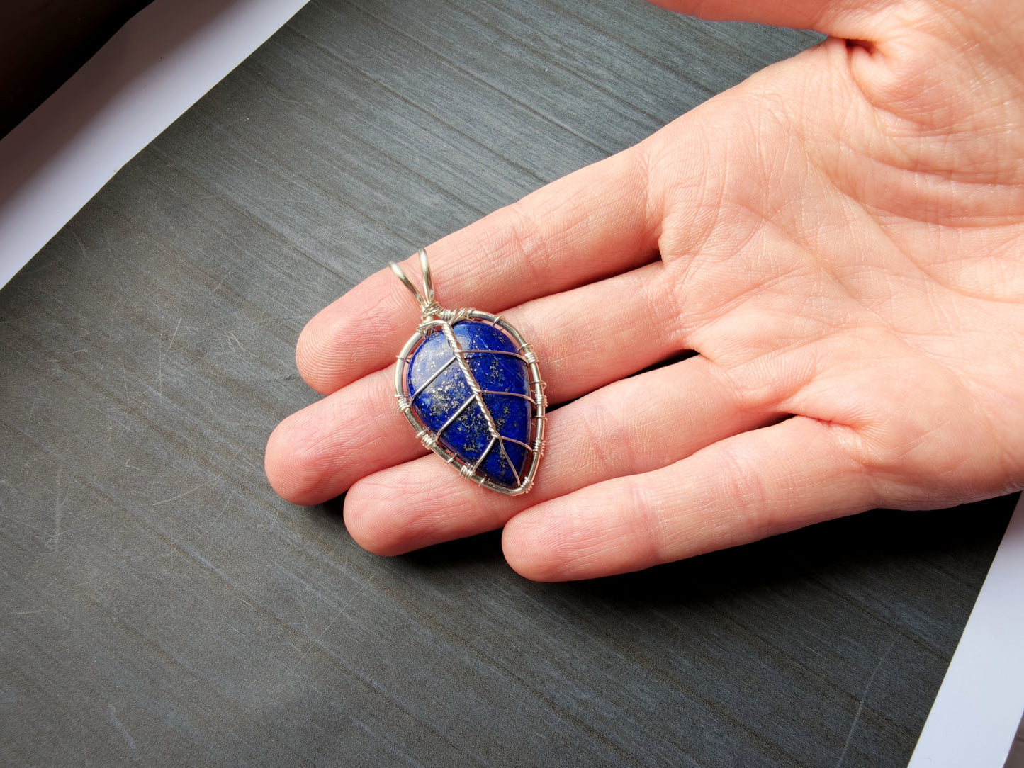 Leaf pendant with a lapis lazuli gemstone