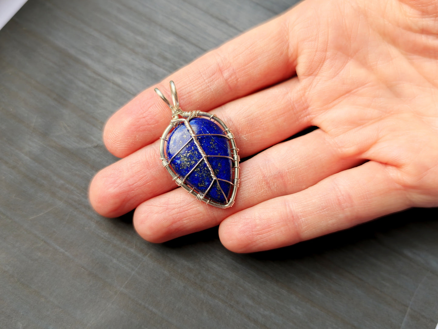 Leaf pendant with a lapis lazuli gemstone