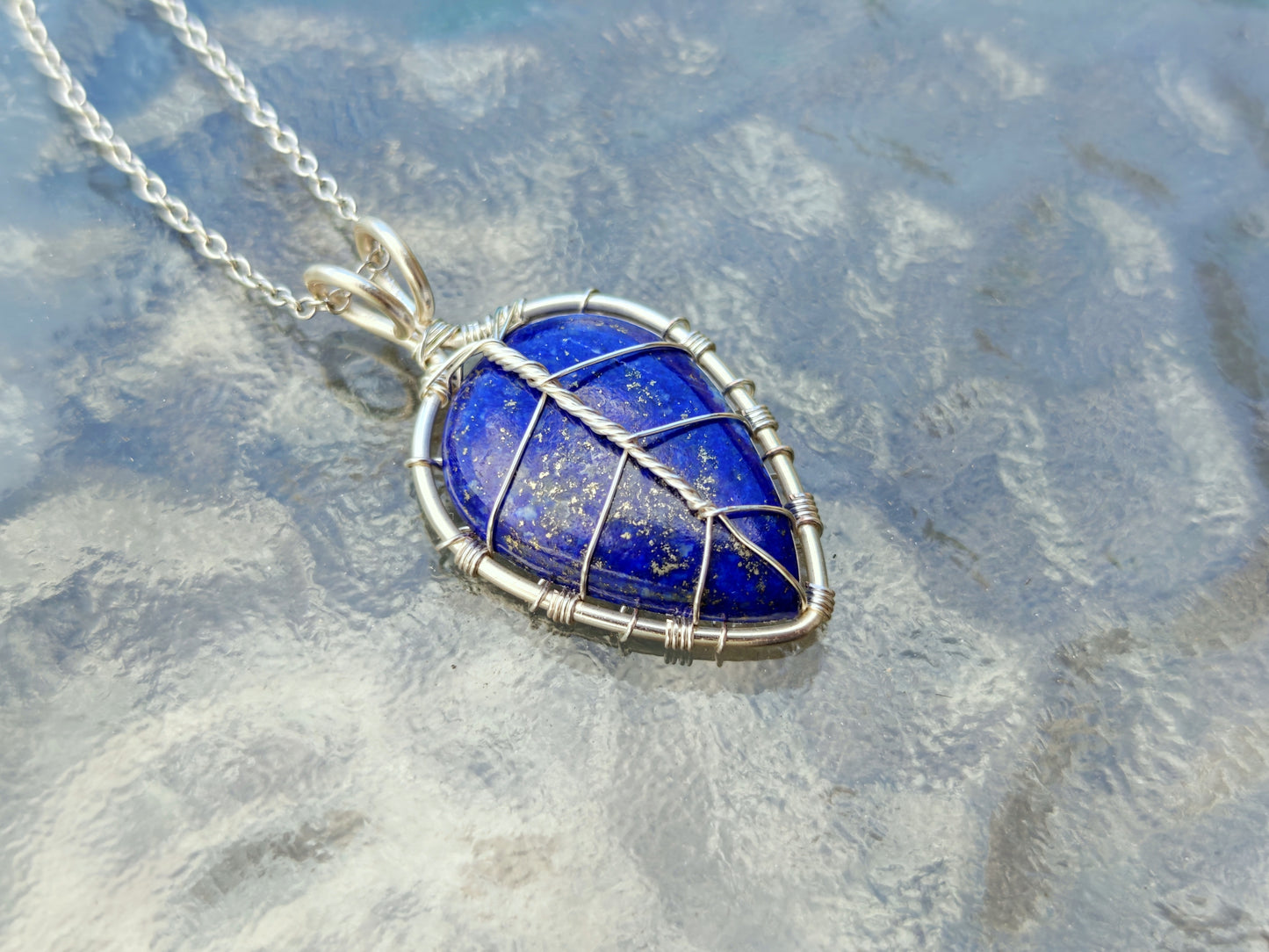 Leaf pendant with a lapis lazuli gemstone