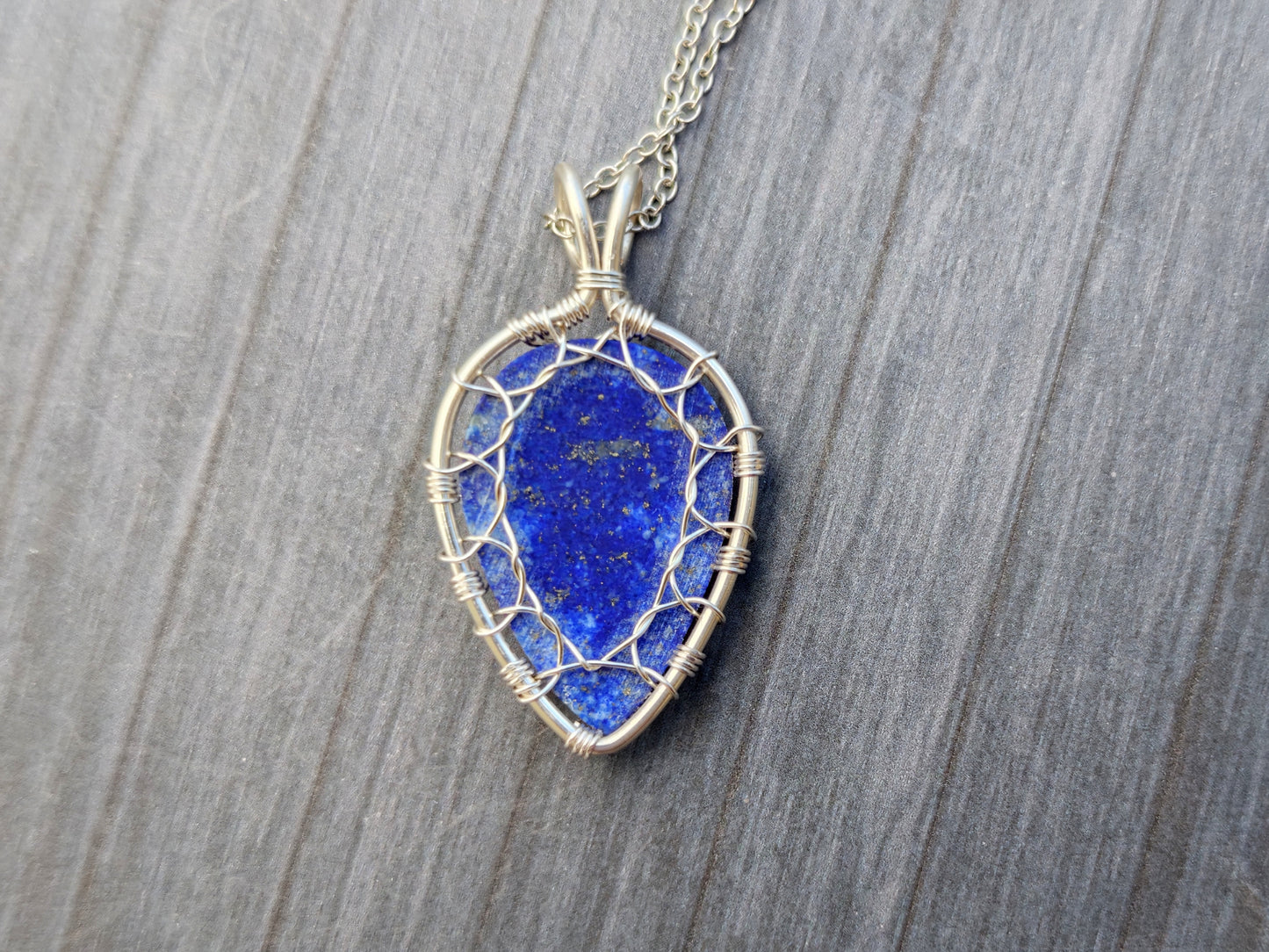 Leaf pendant with a lapis lazuli gemstone