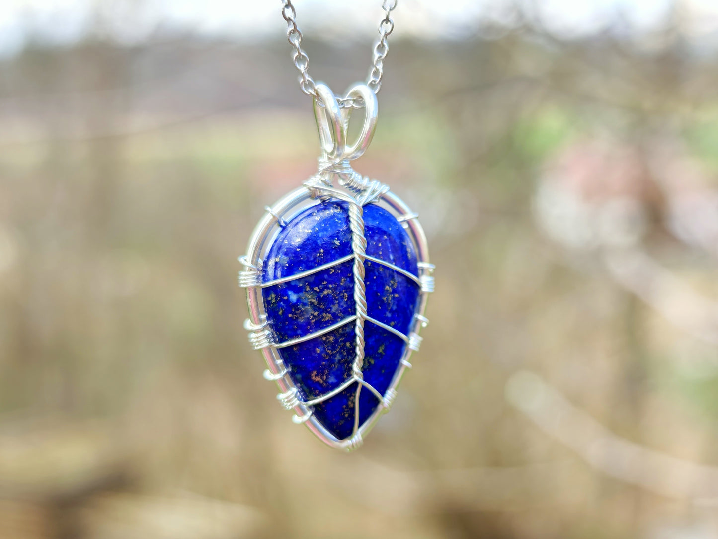 Leaf pendant with a lapis lazuli gemstone