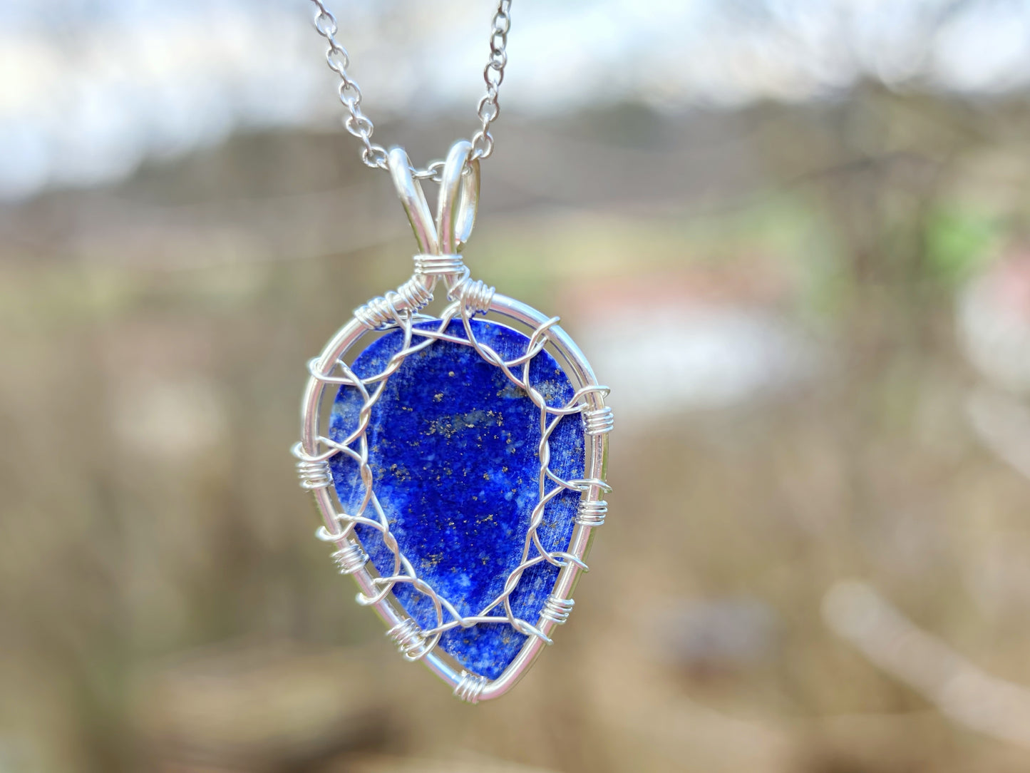 Leaf pendant with a lapis lazuli gemstone