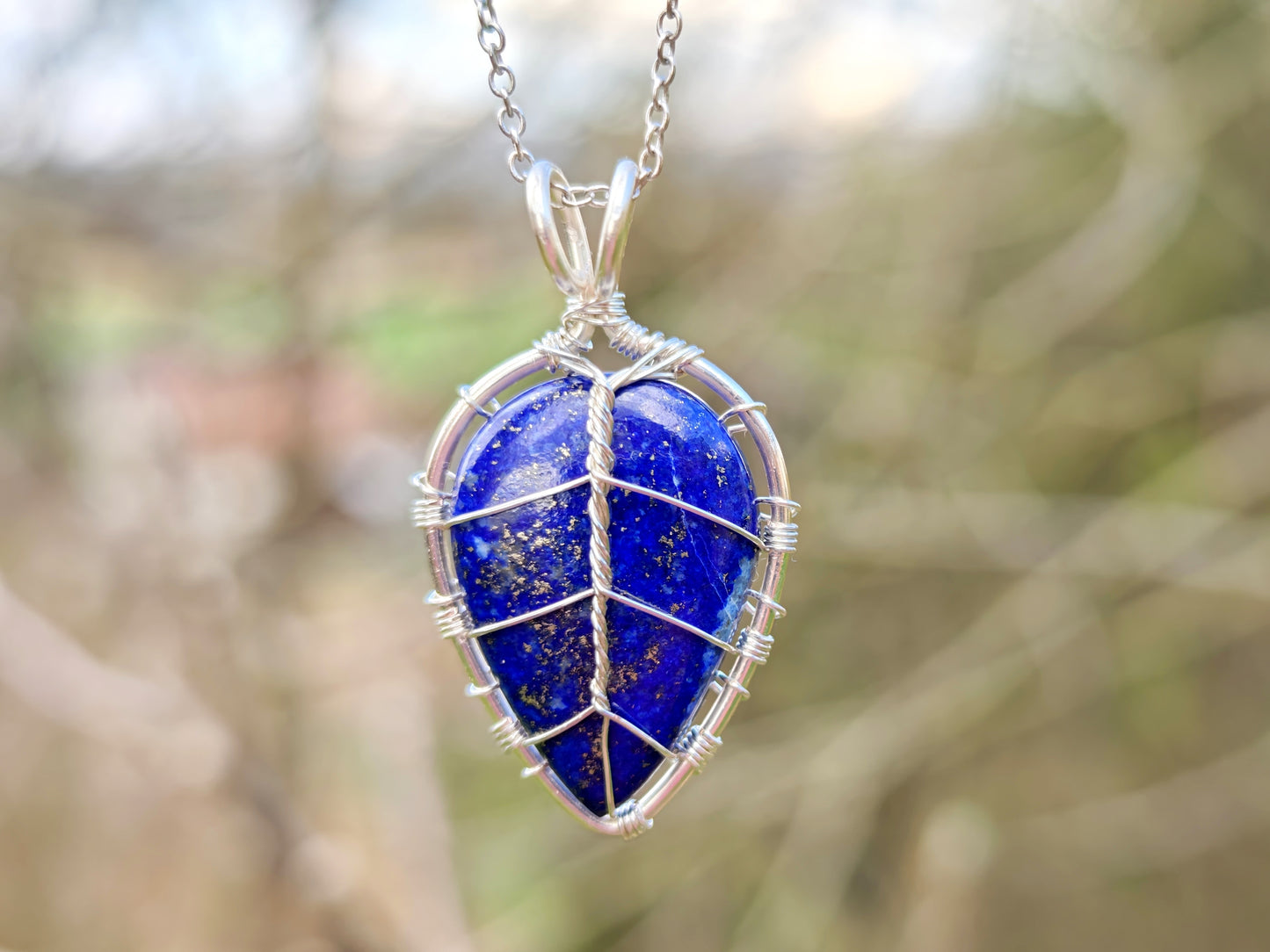 Leaf pendant with a lapis lazuli gemstone