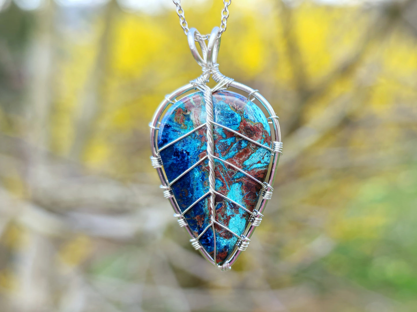 Leaf pendant with a shattuckite gemstone