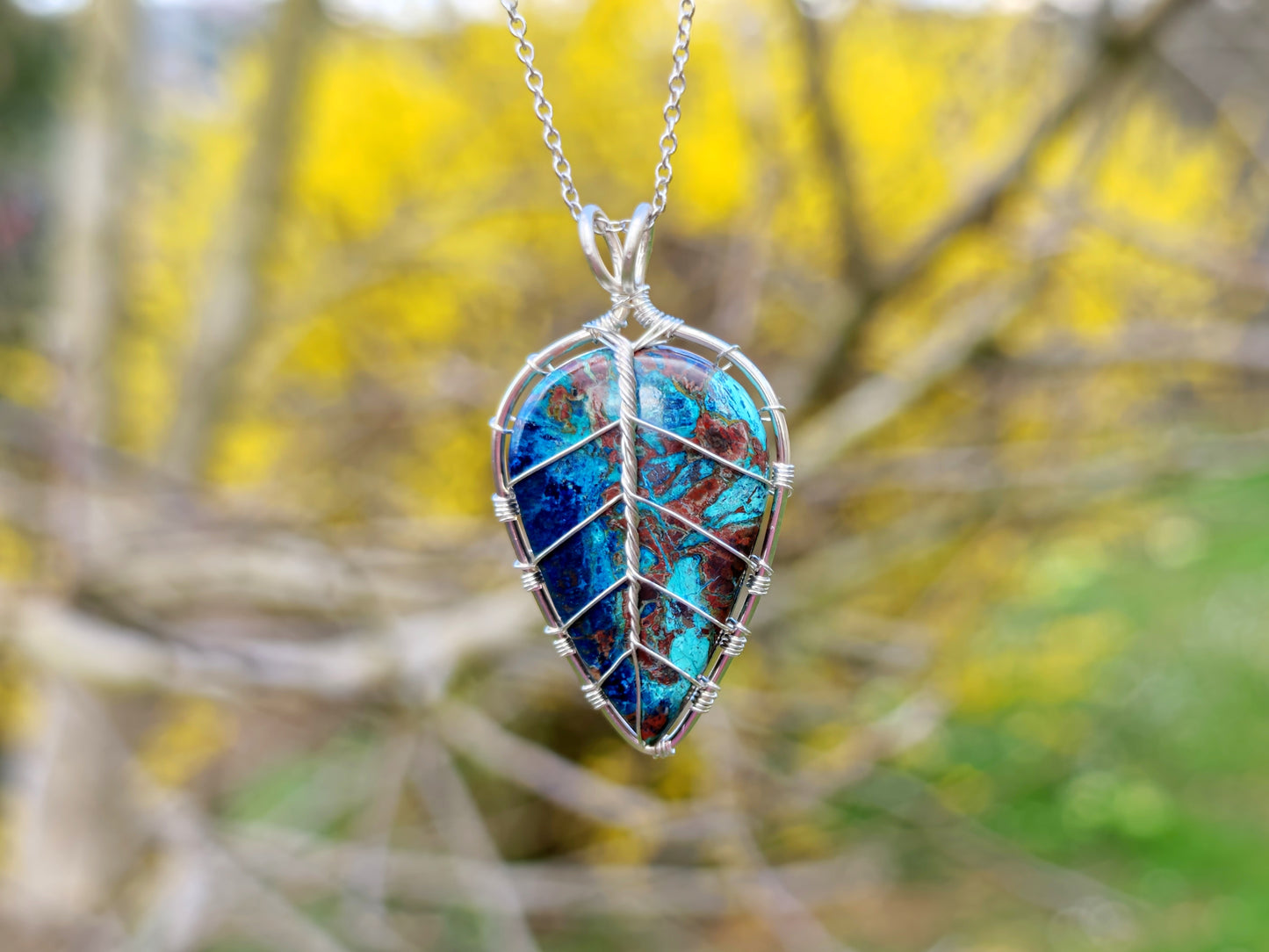 Leaf pendant with a shattuckite gemstone
