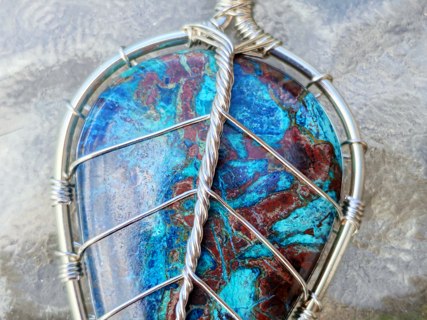 Leaf pendant with a shattuckite gemstone