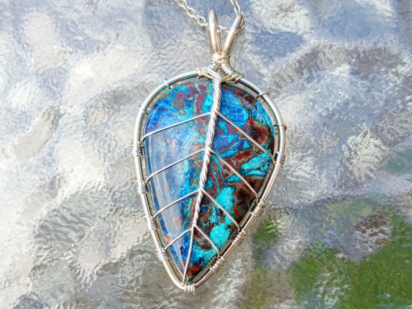 Leaf pendant with a shattuckite gemstone