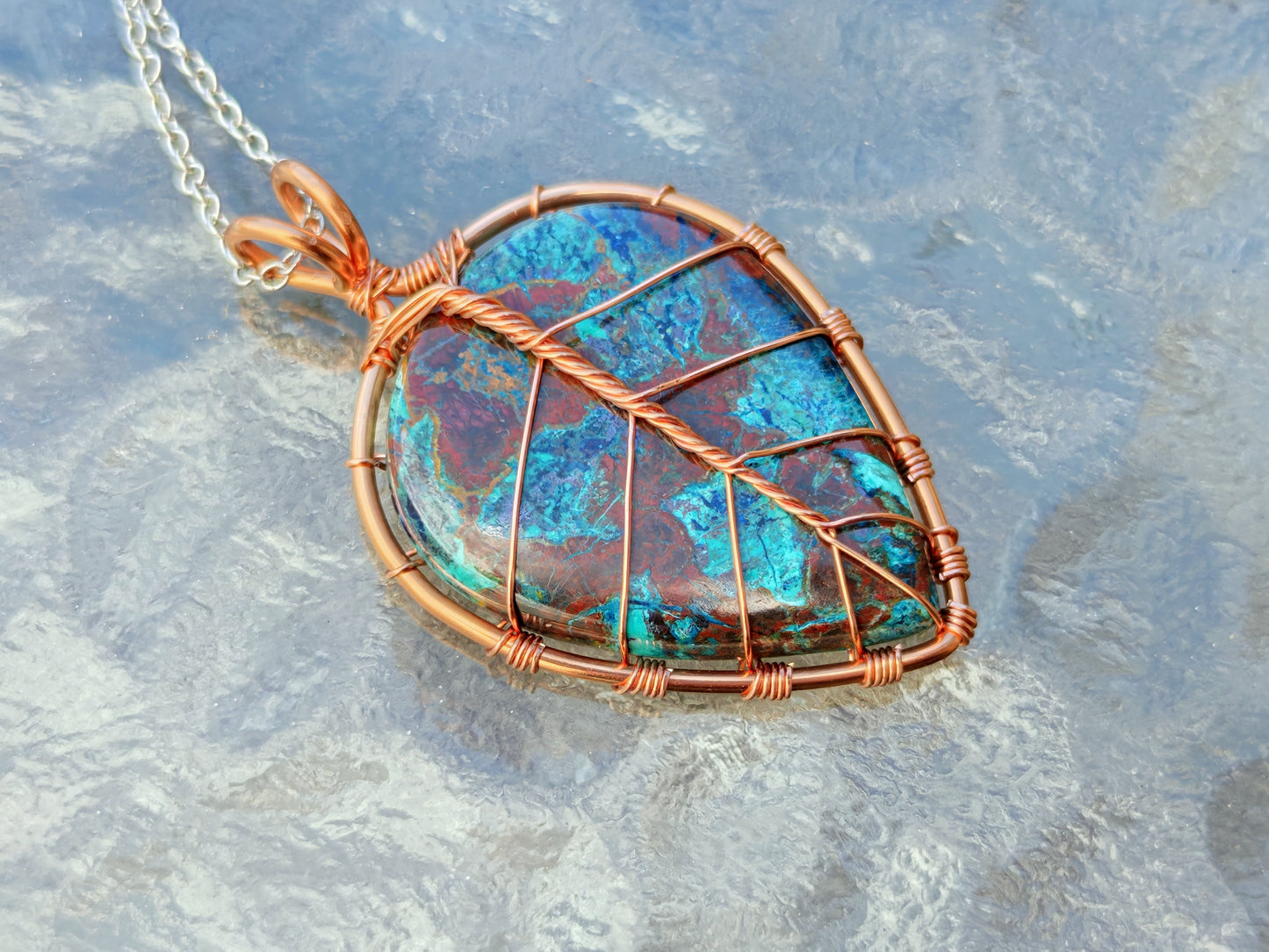 Leaf pendant with a shattuckite gemstone