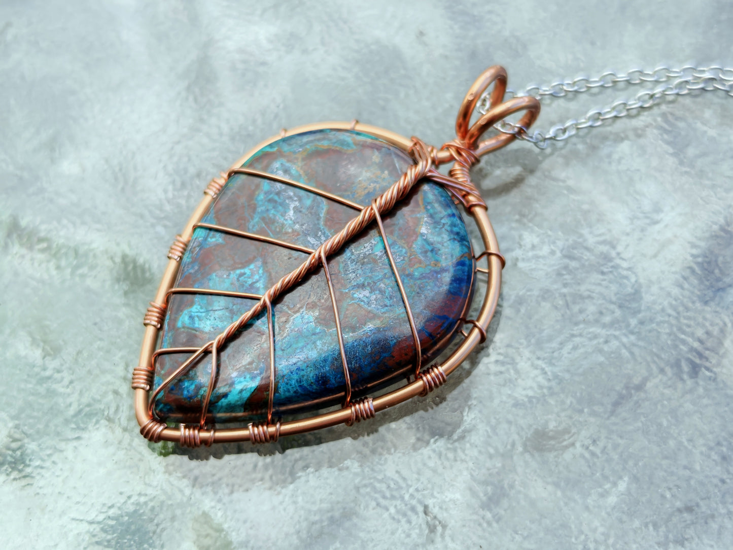 Leaf pendant with a shattuckite gemstone
