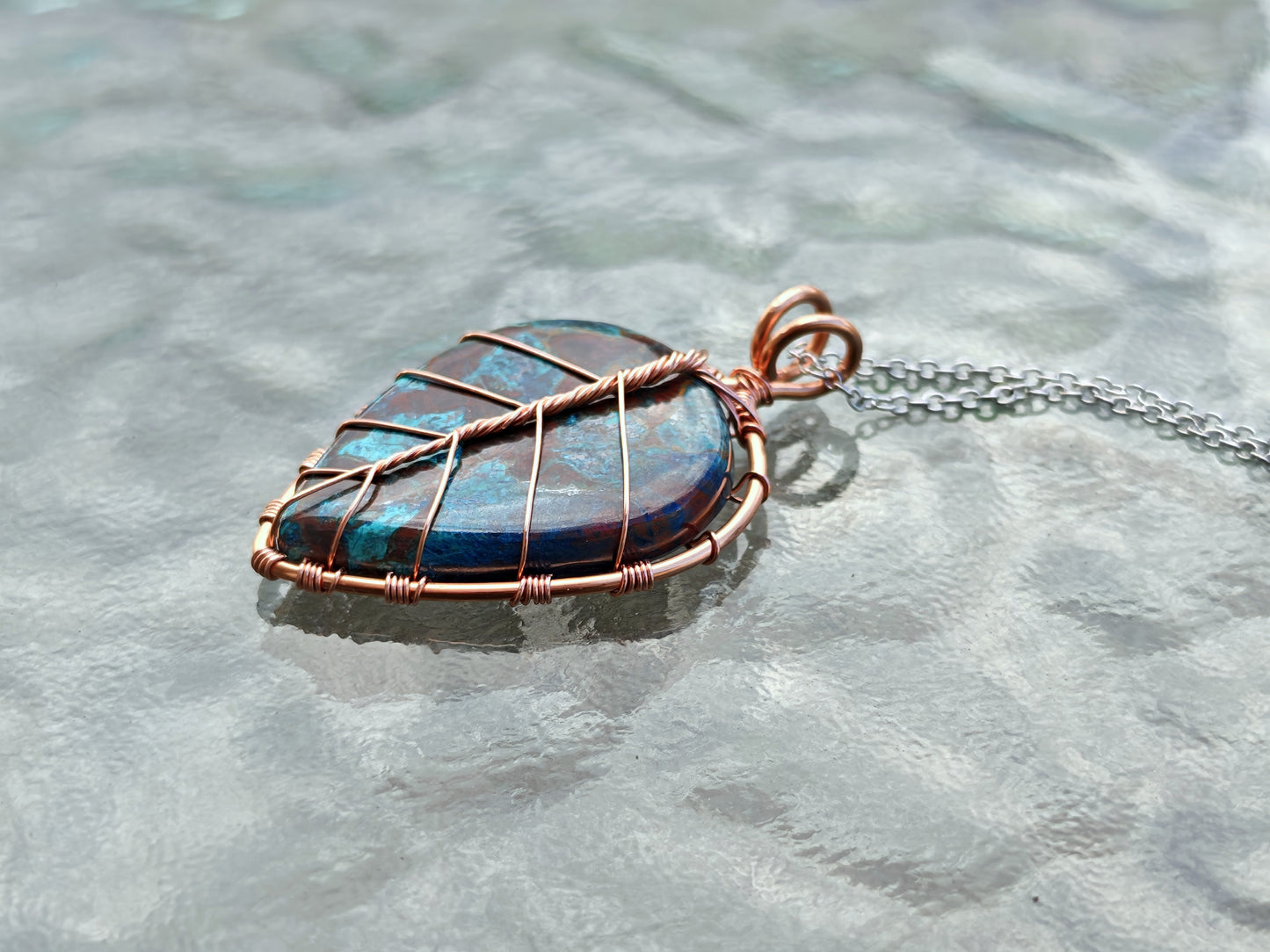 Leaf pendant with a shattuckite gemstone