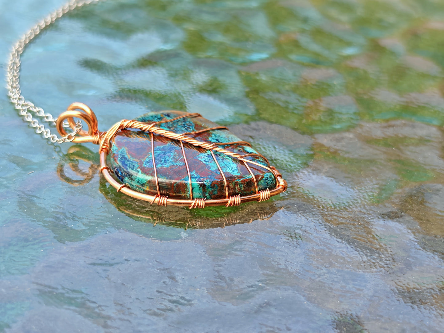 Leaf pendant with a shattuckite gemstone