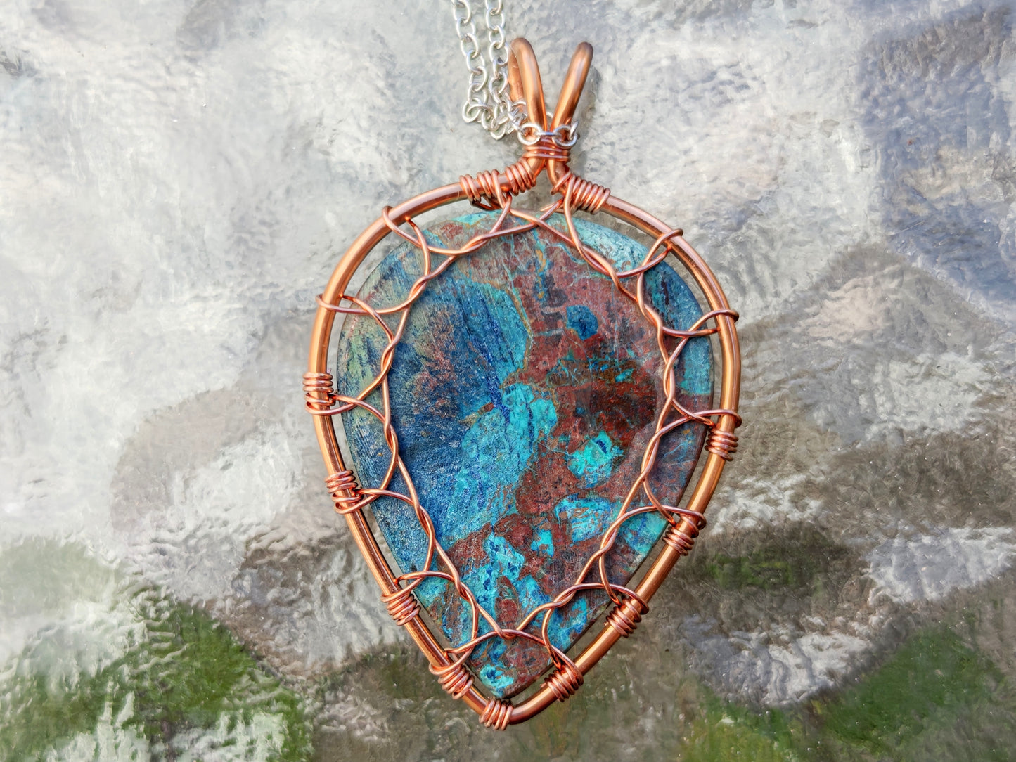 Leaf pendant with a shattuckite gemstone