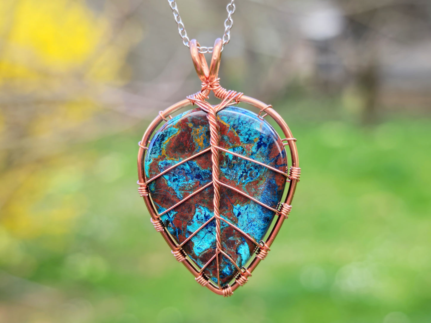 Leaf pendant with a shattuckite gemstone