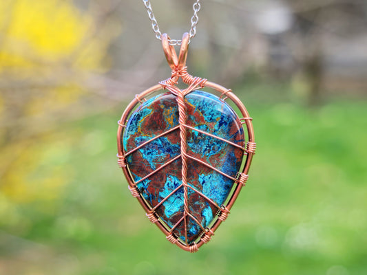 Leaf pendant with a shattuckite gemstone