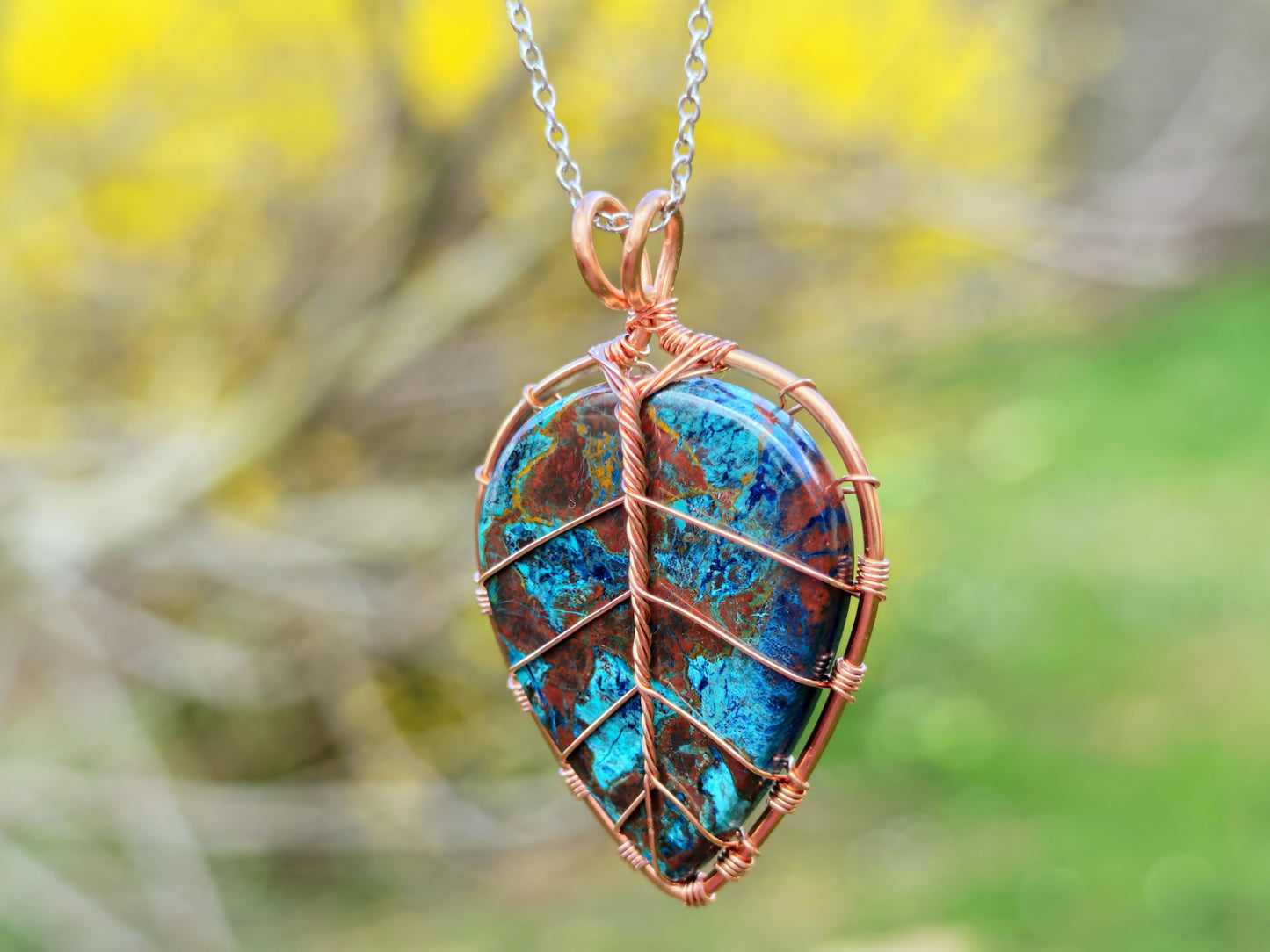 Leaf pendant with a shattuckite gemstone