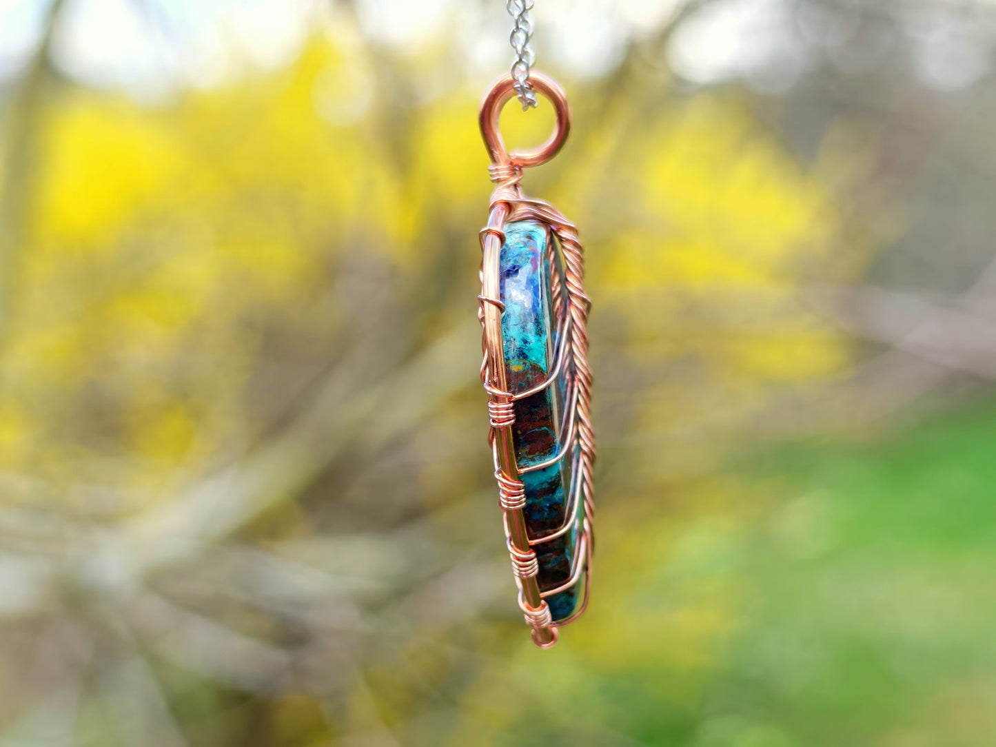 Leaf pendant with a shattuckite gemstone