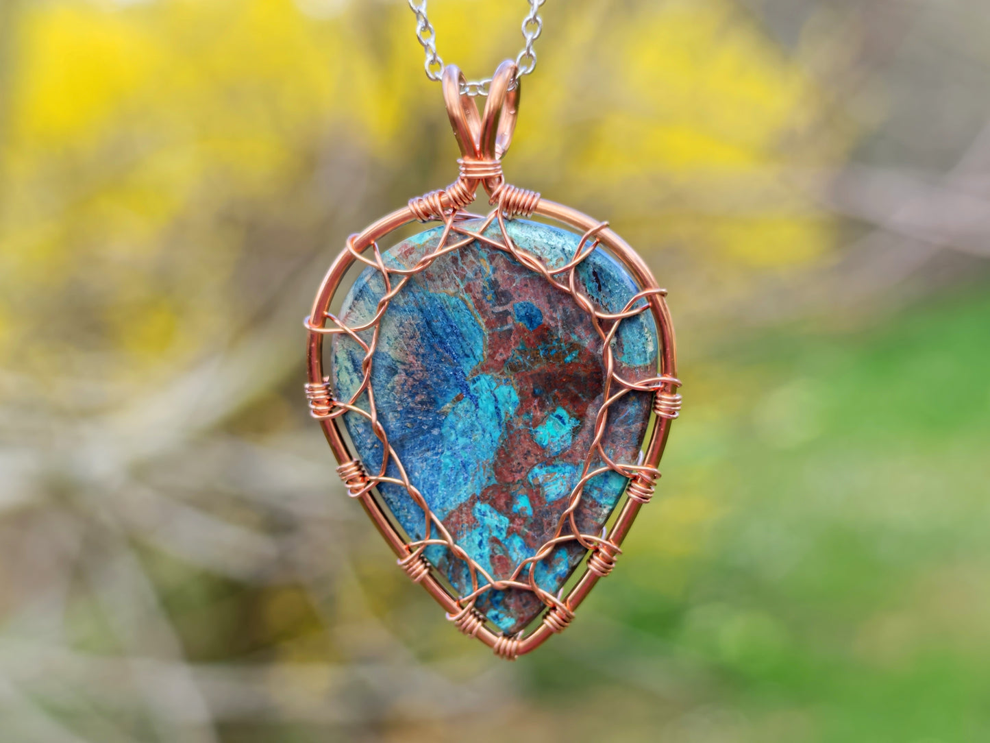 Leaf pendant with a shattuckite gemstone