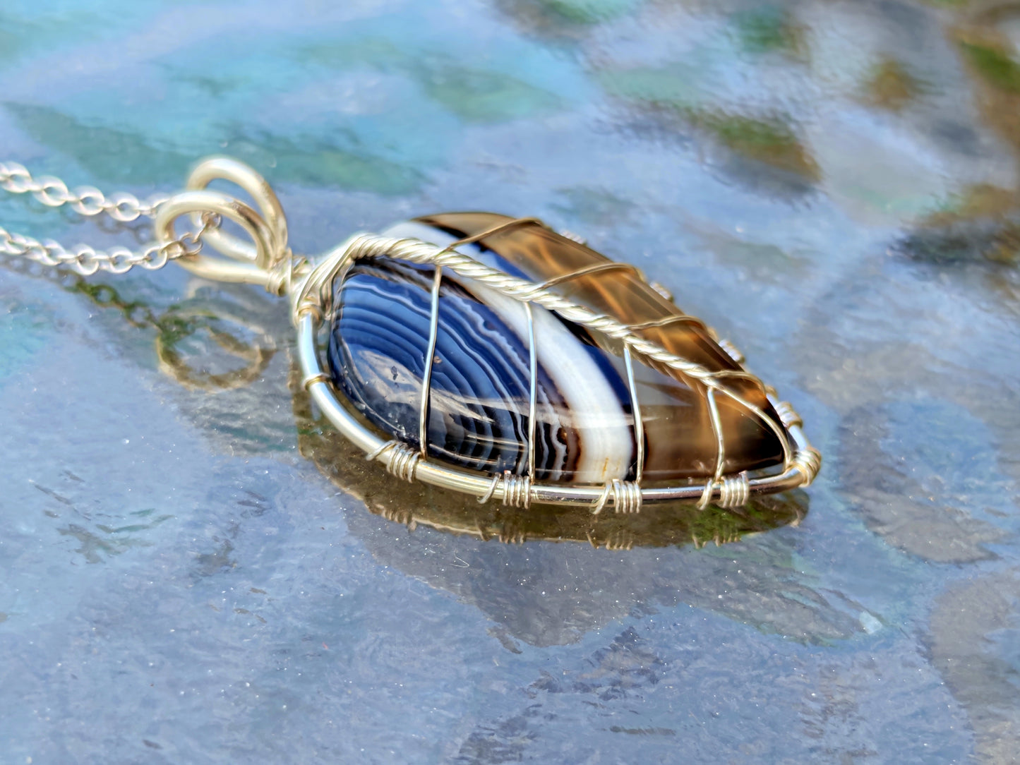 Leaf pendant with a black onyx gemstone