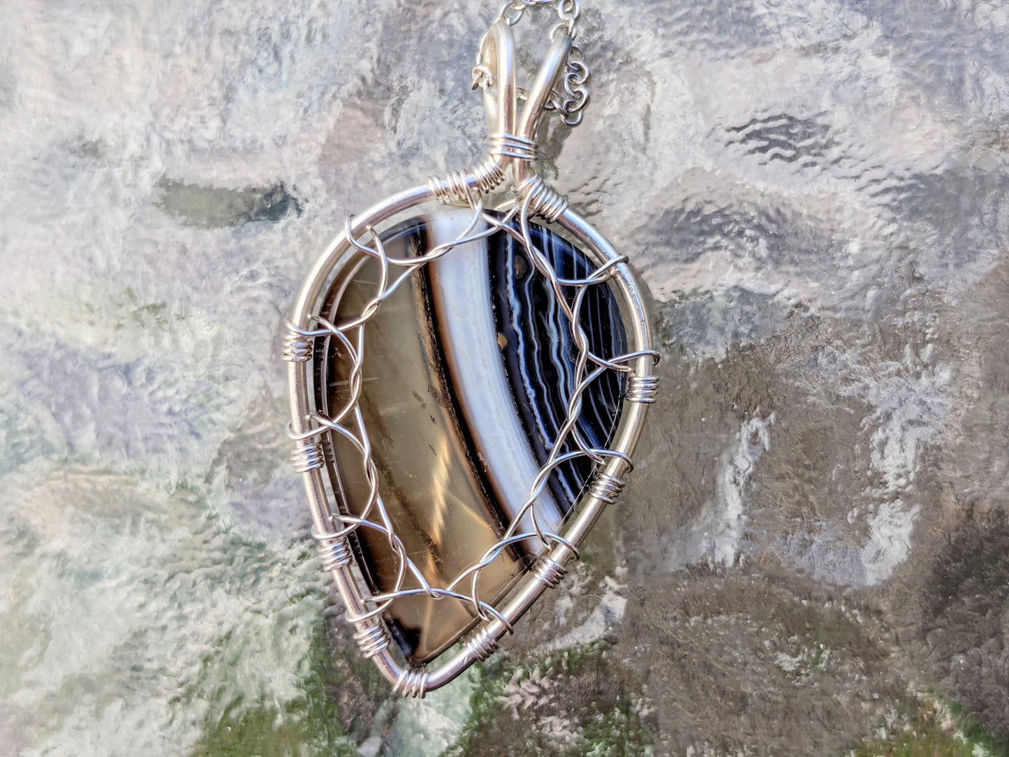 Leaf pendant with a black onyx gemstone