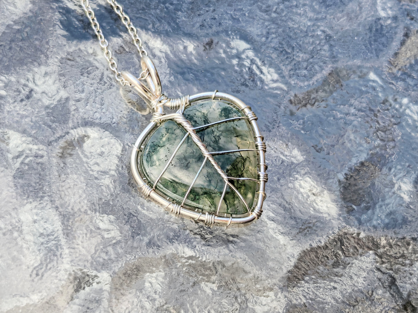 Leaf pendant with a moss agate gemstone