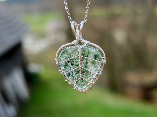 Leaf pendant with a moss agate gemstone