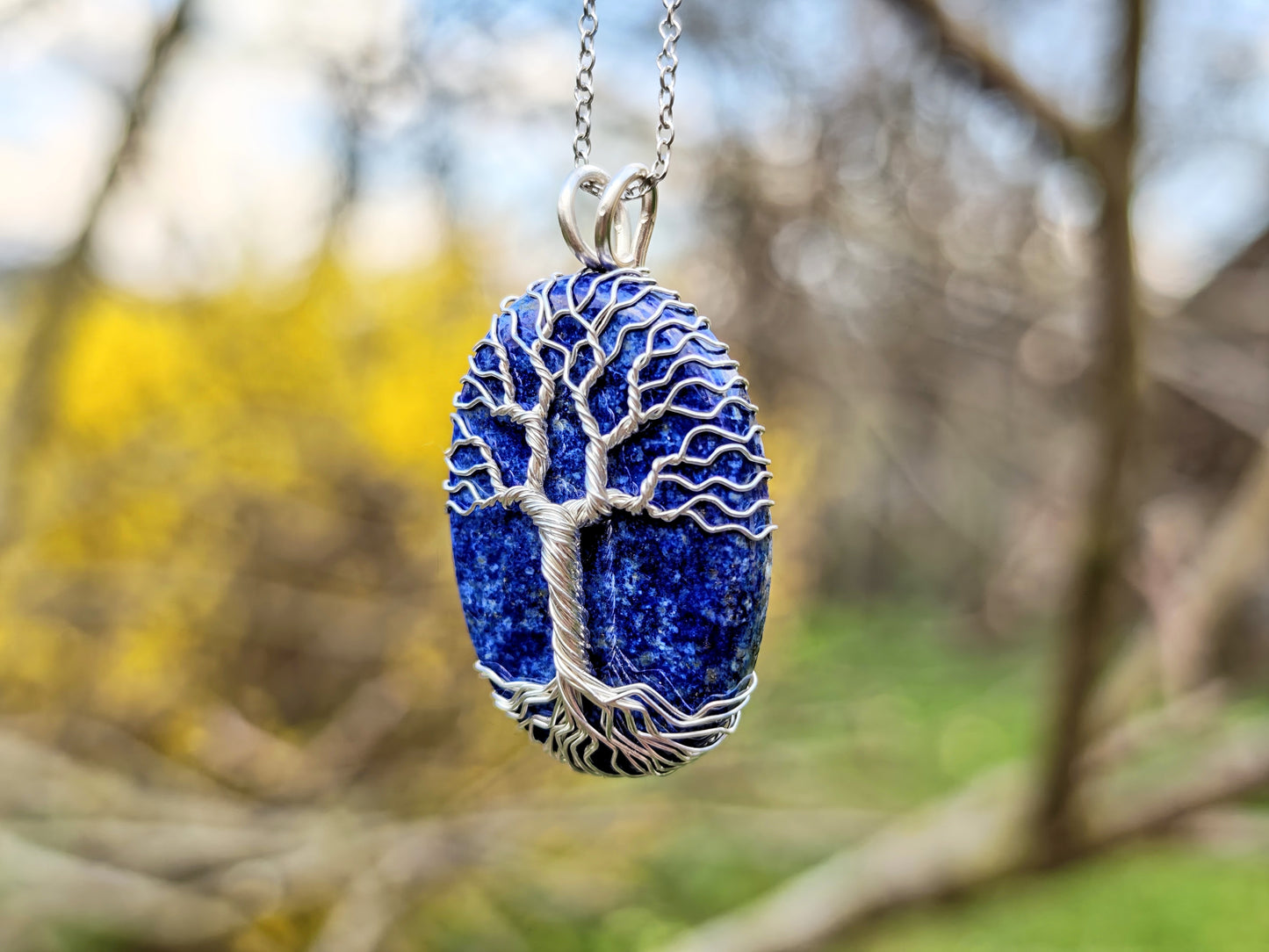 Tree pendant with a lapis lazuli gemstone