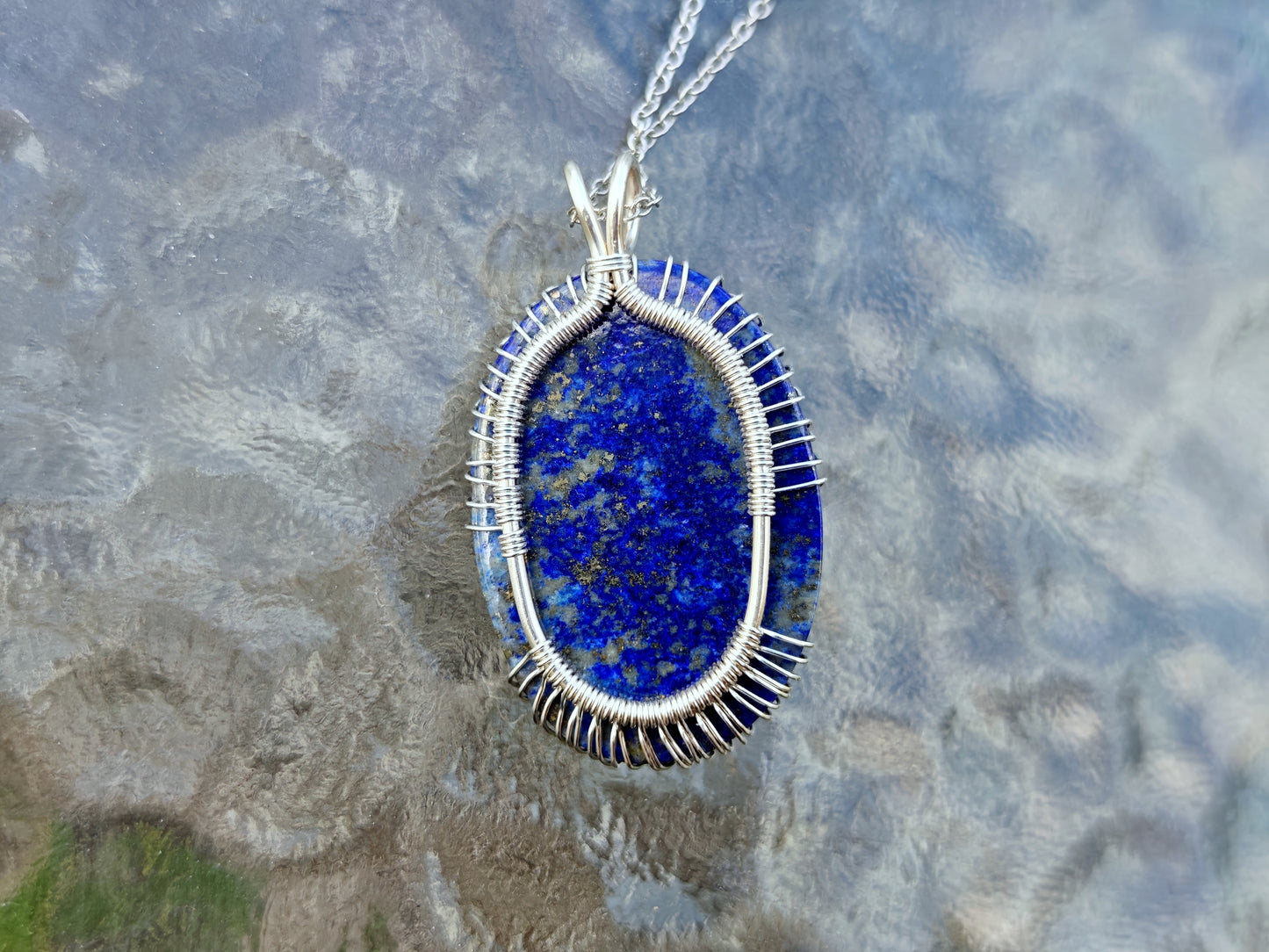 Tree pendant with a lapis lazuli gemstone