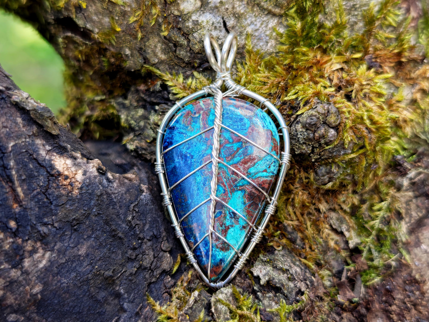 Leaf pendant with a shattuckite gemstone