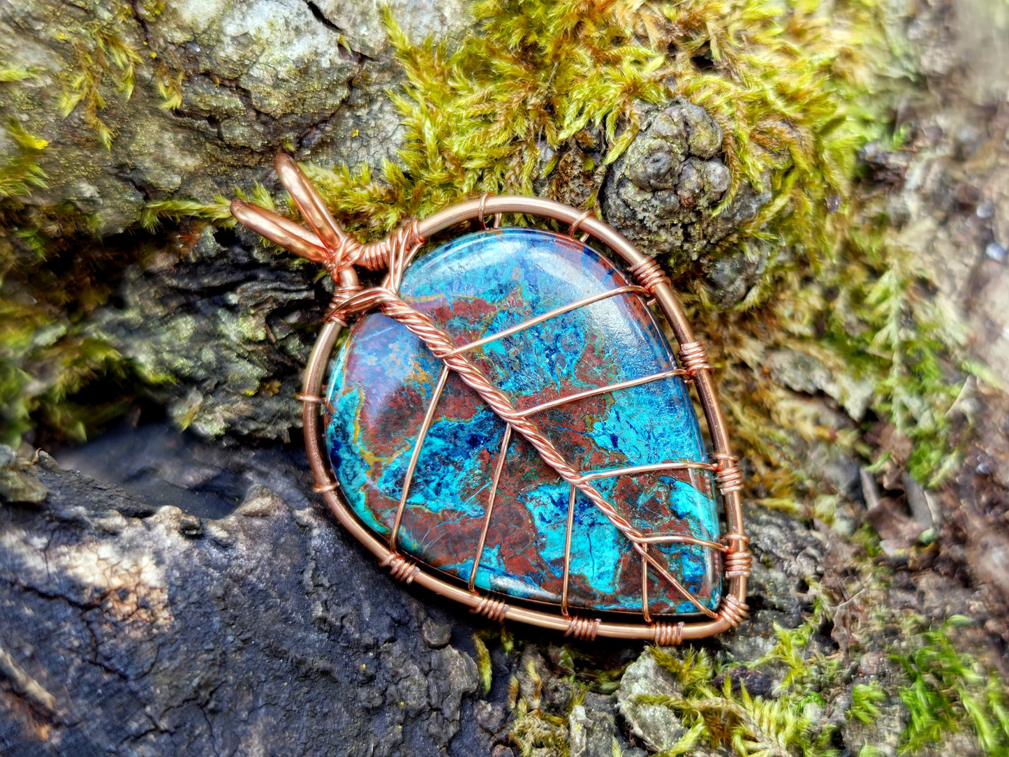 Leaf pendant with a shattuckite gemstone