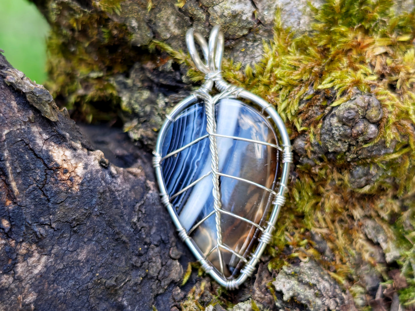 Leaf pendant with a black onyx gemstone