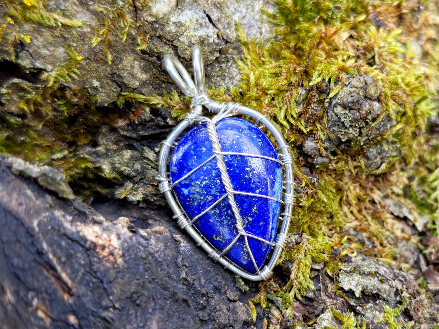 Leaf pendant with a lapis lazuli gemstone